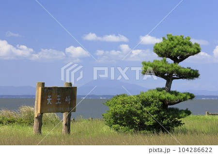 青空の下、霞ヶ浦湖畔の天王崎公園から望む筑波山 青空の下、霞ヶ浦湖畔の天王崎公園から望む筑波山 104286622