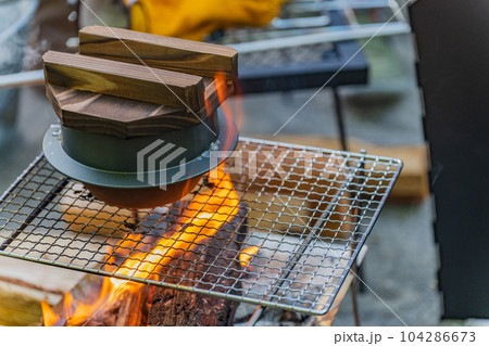 釜炊き ご飯 アウトドア キャンプ料理 イメージ素材 104286673