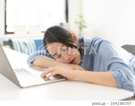 一人の女性が在宅ワークをしている、休憩中 104286707