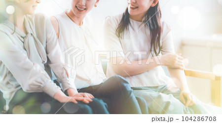 女性の仲間　談笑　 104286708