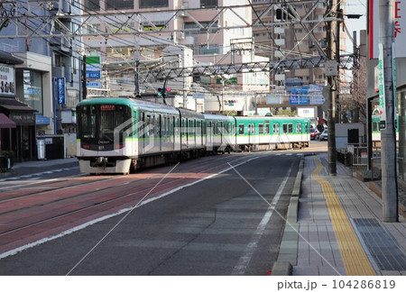 路面区間を行く京阪電車　京津線　びわ湖浜大津ー上栄町　滋賀県　大津市 104286819