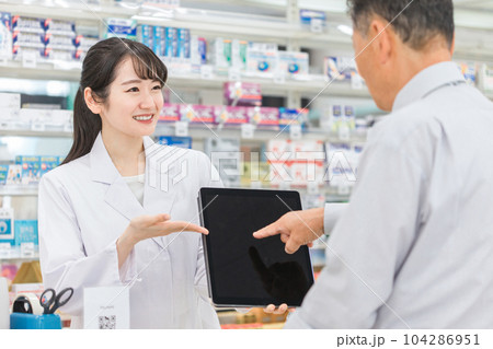 薬局・病院・ドラッグストアでタブレットPCを使う薬剤師（処方箋・薬・サプリメント） 104286951