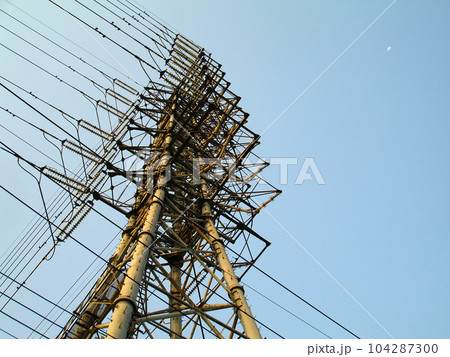 青空にそびえる送電鉄塔 104287300