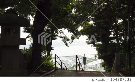 神奈川県藤沢市（鎌倉市？）の名勝の江の島の梅雨 104287332