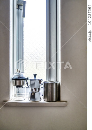キッチンの窓辺に並べたコーヒーセット キッチンの窓辺に並べたコーヒーセット 104287364