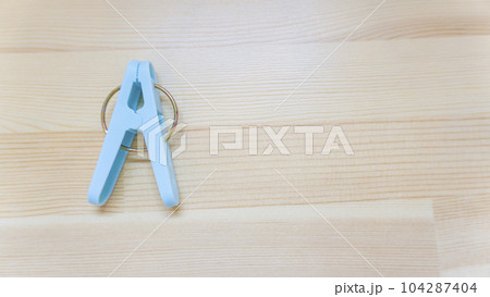 カラフルな洗濯バサミ 104287404