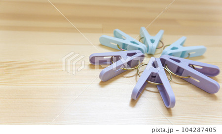 カラフルな洗濯バサミ 104287405