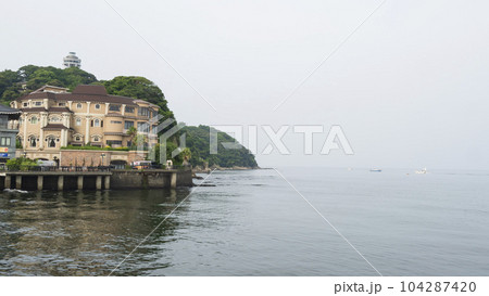 湘南江ノ島（神奈川県藤沢市）から見た相模湾 104287420