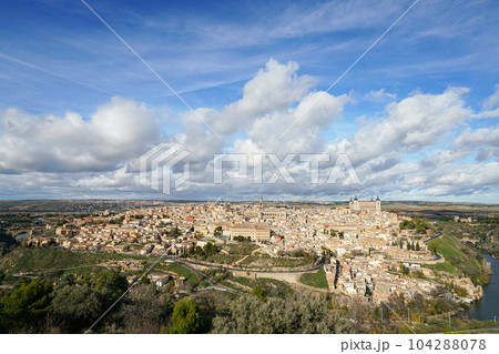 スペイン　パラドールから見たトレドの街並み 104288078
