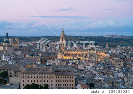 スペイン　トレドの街の夜景 104288080