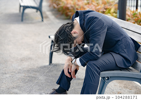 悩むビジネスマン　ベンチ 104288171