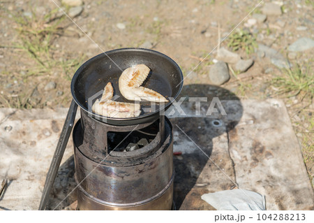【中津川河川敷で熾火を使って手羽先を焼く】 【中津川河川敷で熾火を使って手羽先を焼く】 104288213
