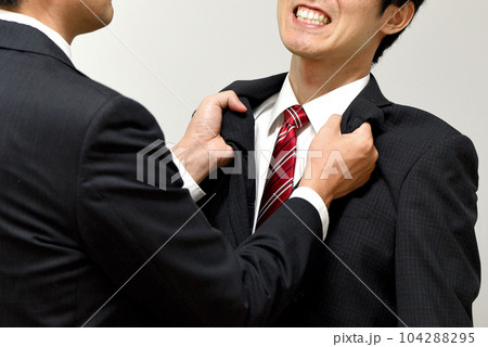喧嘩をするビジネスマンの男性達 104288295