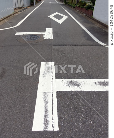 道路の道路標示 104288648