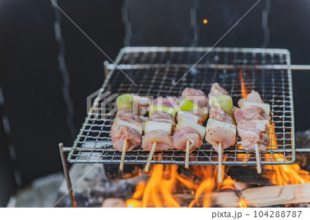 アウトドア キャンプ 焼き鳥 炭焼きクローズアップ素材 アウトドア キャンプ 焼き鳥 炭焼きクローズアップ素材 104288787