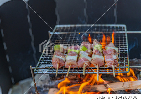 アウトドア キャンプ 焼き鳥 炭焼きクローズアップ素材 104288788