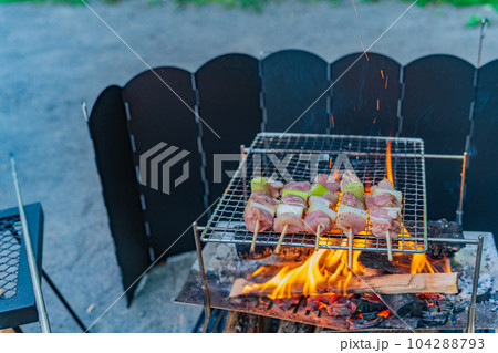 アウトドア キャンプ 焼き鳥 炭焼きクローズアップ素材 104288793