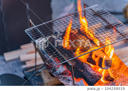 キャンプ場 夜 焚き火 夜景イメージ素材 キャンプ場 夜 焚き火 夜景イメージ素材 104289019