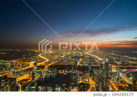 ドバイ 夕暮れ時の景色 ドバイ 夕暮れ時の景色 104289177