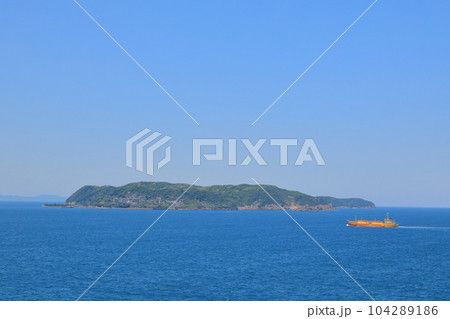 加唐島沖の青く美しい玄界灘を航海する貨物船の眺め 104289186