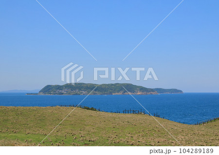 加部島からの玄界灘越しの加唐島の景色 104289189