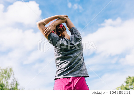 ストレッチをするスポーツ中の女性 104289211