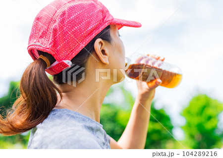 水分を補給するスポーツ中の女性 104289216