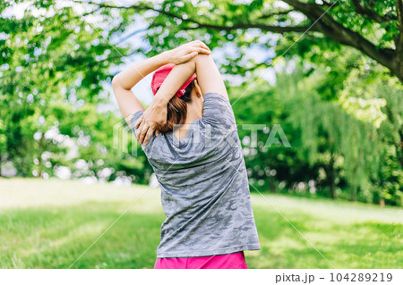 ストレッチをするスポーツ中の女性 104289219