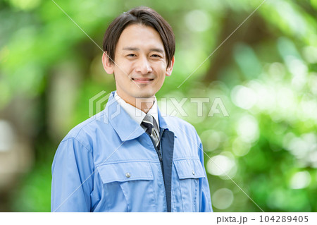 作業着の男性　新緑 104289405