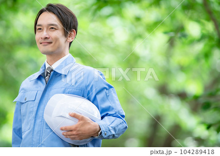作業着の男性 新緑 作業着の男性 新緑 104289418