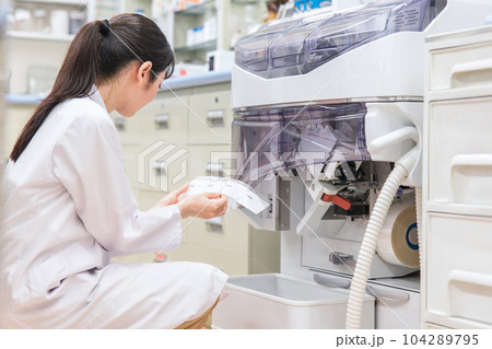 薬局・ドラッグストアで自動分包機を使って粉薬・調剤・処方箋を作る薬剤師 104289795