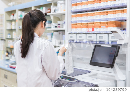 薬局・ドラッグストアで自動分包機を使って粉薬・調剤・処方箋を作る薬剤師 薬局・ドラッグストアで自動分包機を使って粉薬・調剤・処方箋を作る薬剤師 104289799