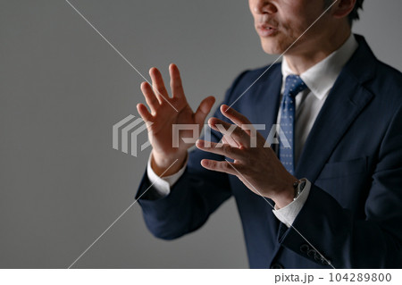 ビジネス　対談　手元 104289800