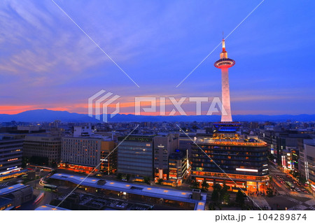 【京都府】黄昏の京都タワー（JR京都駅） 104289874