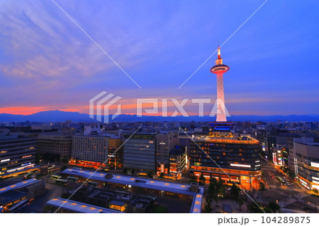 【京都府】黄昏の京都タワー（JR京都駅） 104289875
