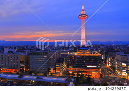 【京都府】黄昏の京都タワー（JR京都駅） 104289877