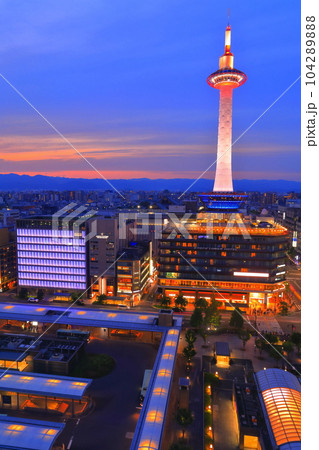 【京都府】黄昏の京都タワー（JR京都駅） 104289888
