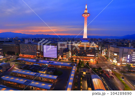 【京都府】黄昏の京都タワー（JR京都駅） 104289890