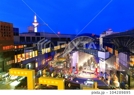 【京都府】JR京都駅構内の大階段の夜景 104289895