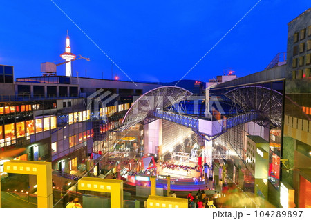 【京都府】JR京都駅構内の大階段の夜景 【京都府】JR京都駅構内の大階段の夜景 104289897