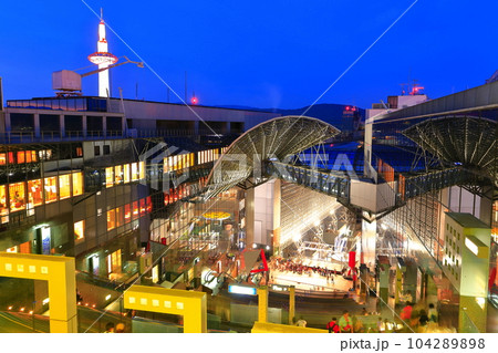 【京都府】JR京都駅構内の大階段の夜景 104289898
