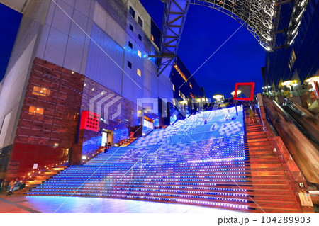 【京都府】JR京都駅構内の大階段の夜景 【京都府】JR京都駅構内の大階段の夜景 104289903