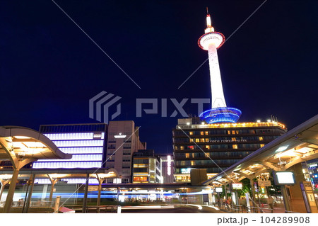 【京都府】京都タワーの夜景(JR京都駅) 【京都府】京都タワーの夜景(JR京都駅) 104289908