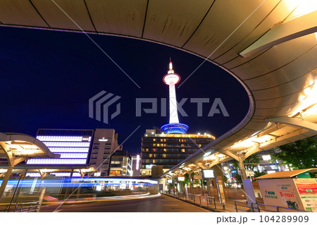 【京都府】京都タワーの夜景(JR京都駅) 【京都府】京都タワーの夜景(JR京都駅) 104289909