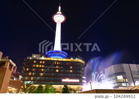 【京都府】京都タワーと噴水の夜景（JR京都駅） 104289912