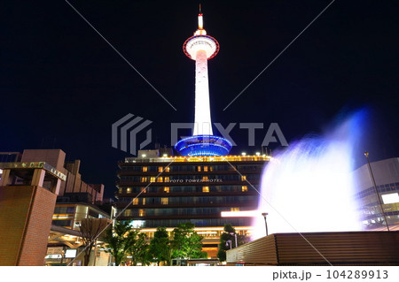 【京都府】京都タワーと噴水の夜景（JR京都駅） 104289913