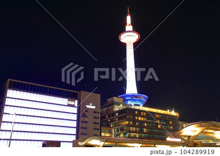 【京都府】京都タワーの夜景（JR京都駅） 104289919