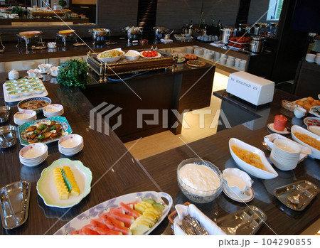 ホテルの朝食バイキングの会場 104290855