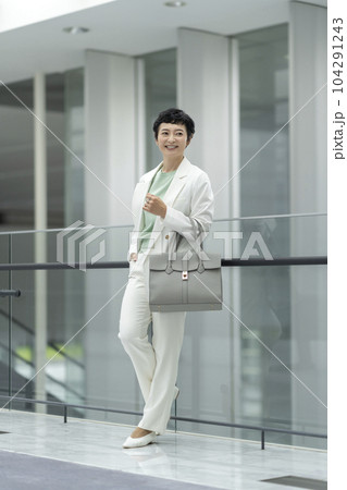 ビジネスバッグを持ったアラフィフのビジネスウーマン 全身 ポートレート ビジネスバッグを持ったアラフィフのビジネスウーマン 全身 ポートレート 104291243