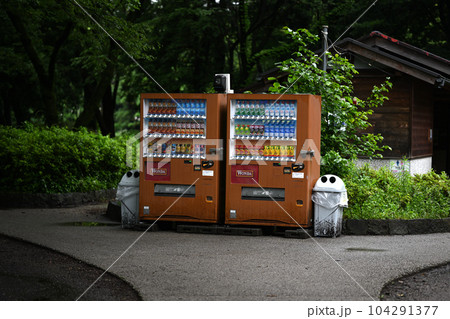 自動販売機とゴミ箱 104291377